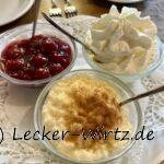 Milchreis, Kirschen und Sahne