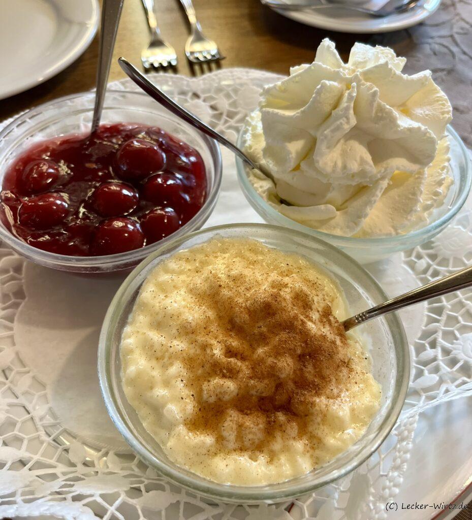 Milchreis, Kirschen und Sahne