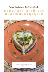 Herzhaft gefüllte Bratwurstnester mit Rührei und Käse