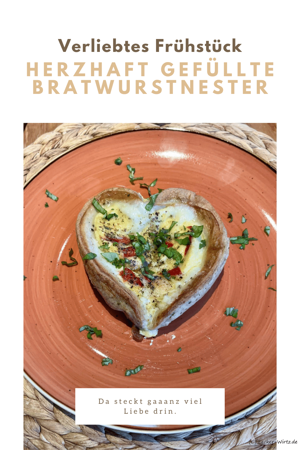 Herzhaft gefüllte Bratwurstnester mit Rührei und Käse