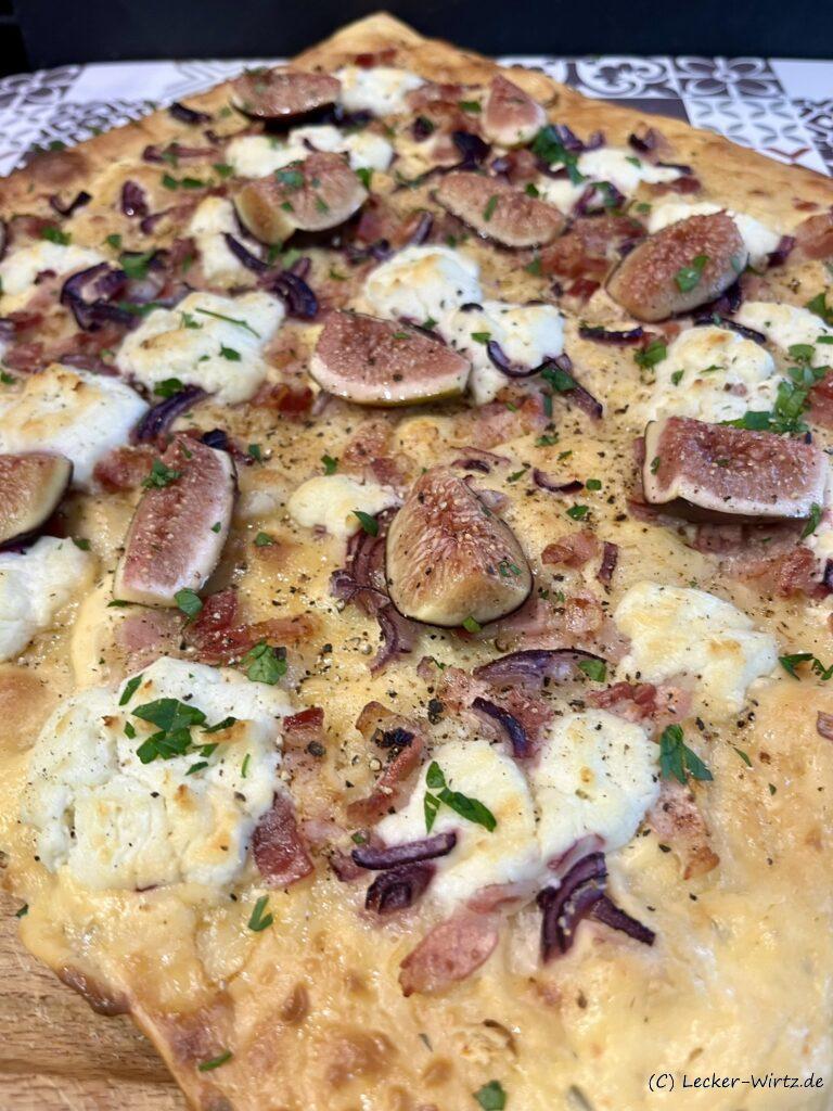 Flammkuchen mit Ziegenkäse und Feige