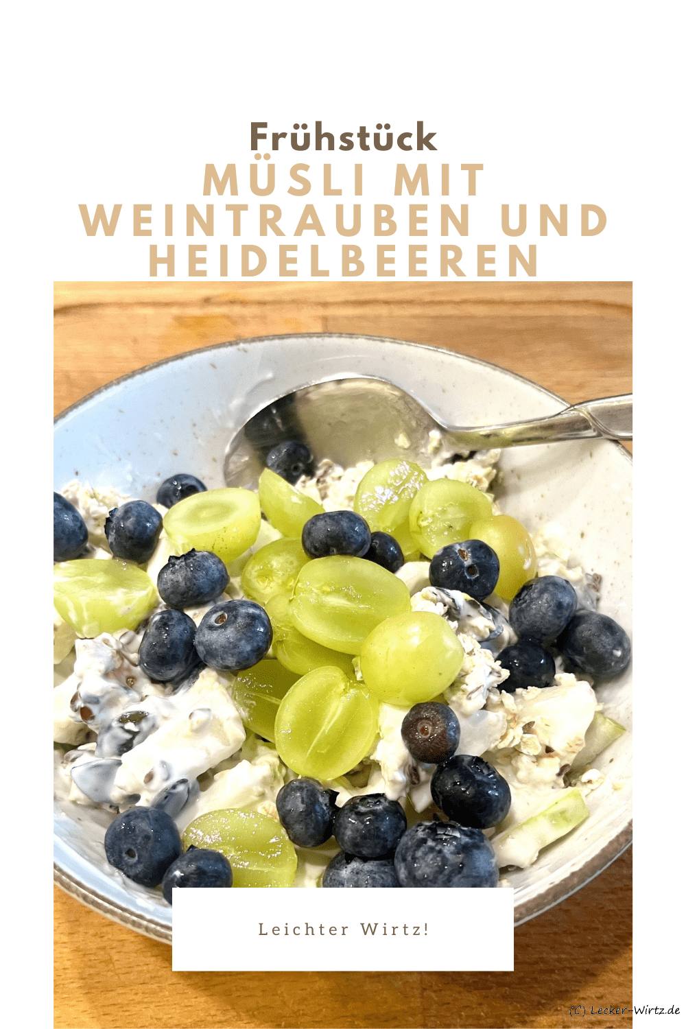 Müsli mit Weintrauben und Heidelbeeren