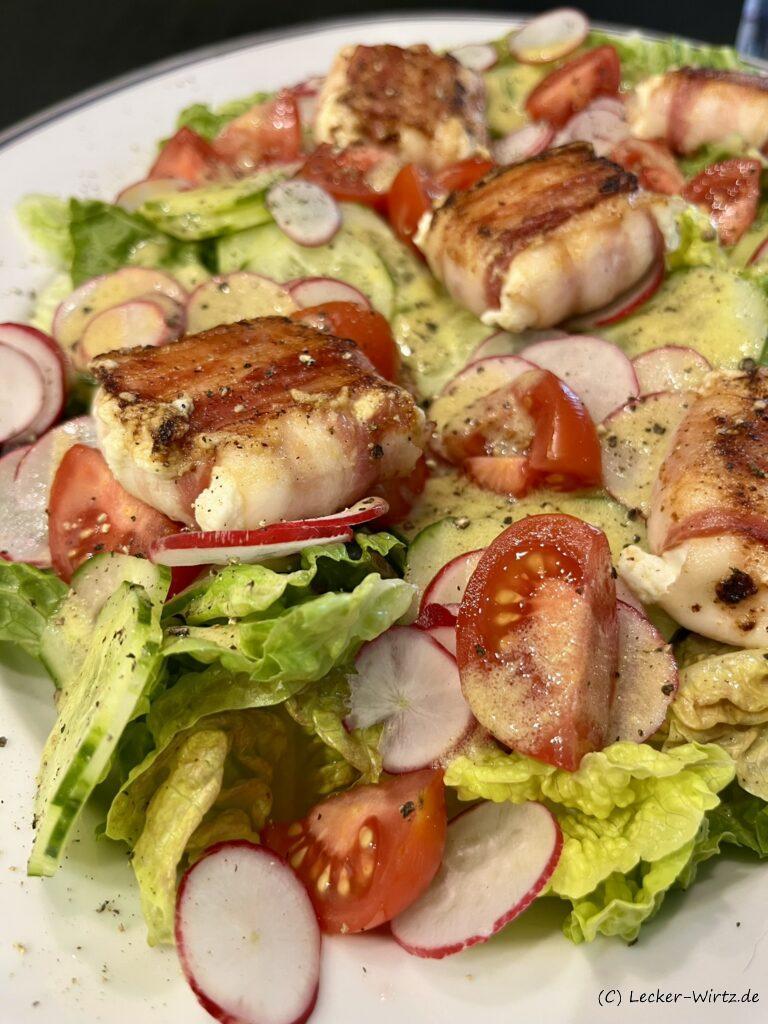 Ziegenkäse mit gegrilltem Bacon auf Salat