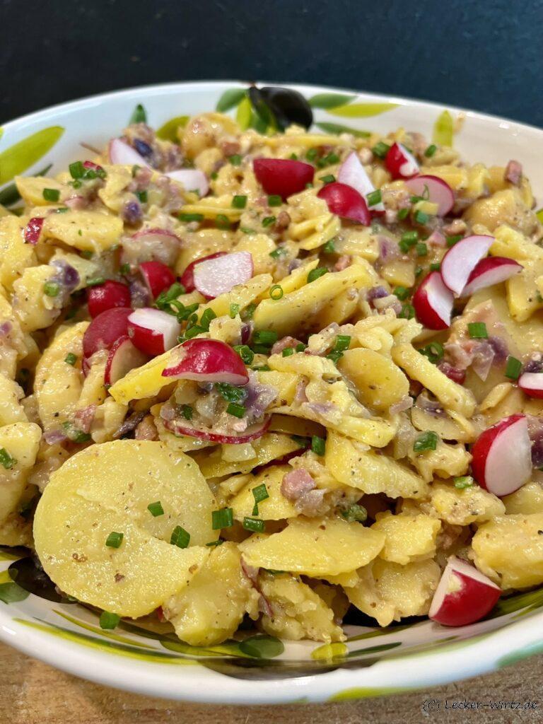 Bayrischer Kartoffelsalat mit süßem Senf, Speck und Radieschen