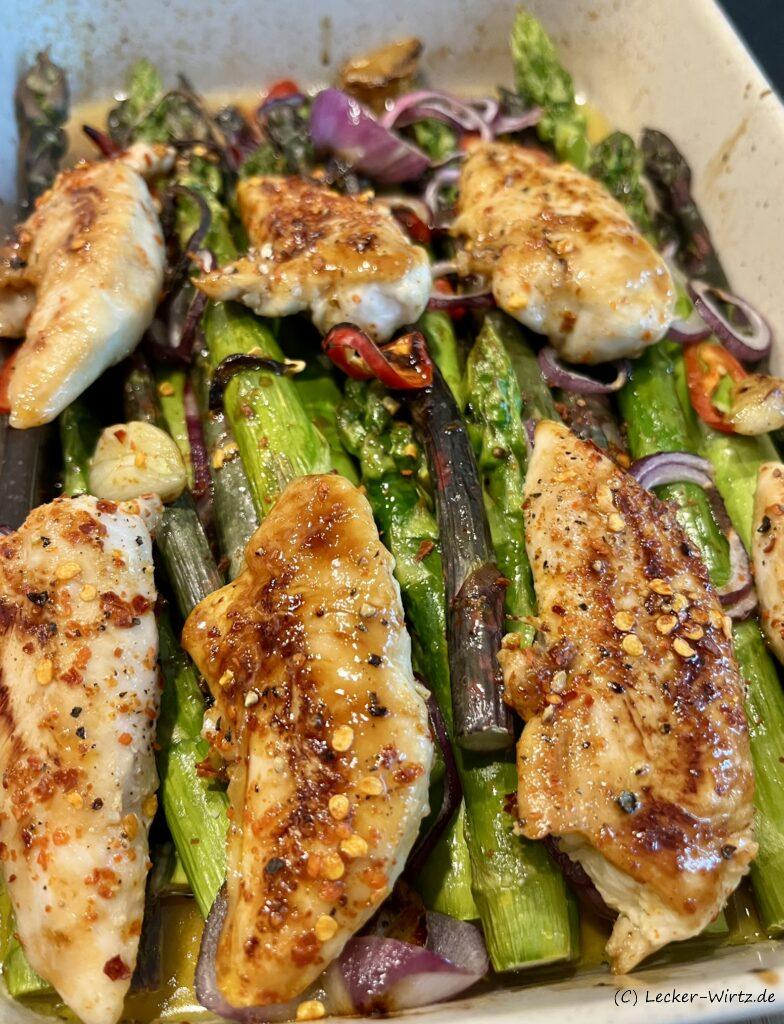 Grüner Spargel aus dem Ofen mit Chili-Chicken