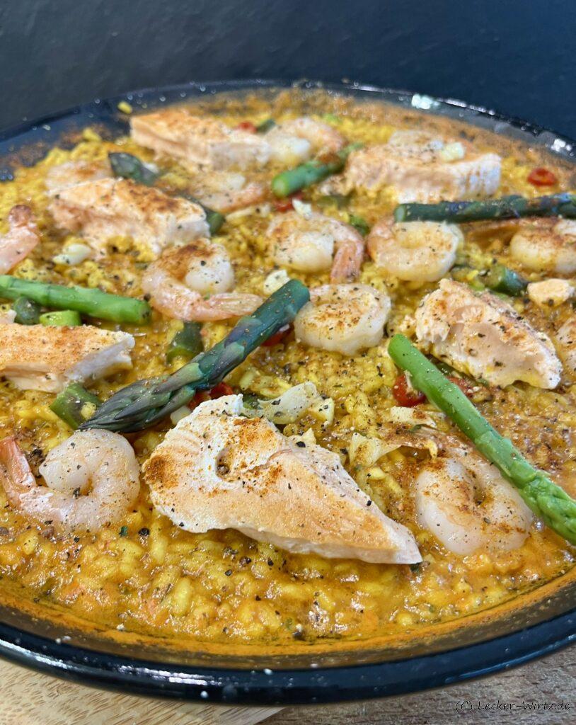 Paella mit Lachs und grünem Spargel
