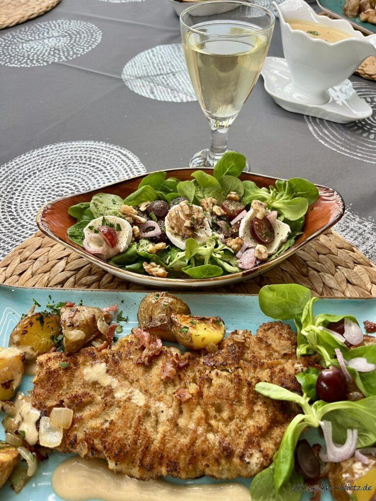 Winzerschnitzel vom Kalb mit Wengert Sauce und Rebknollenpfanne und herbstlichem Traubenlese-Salat