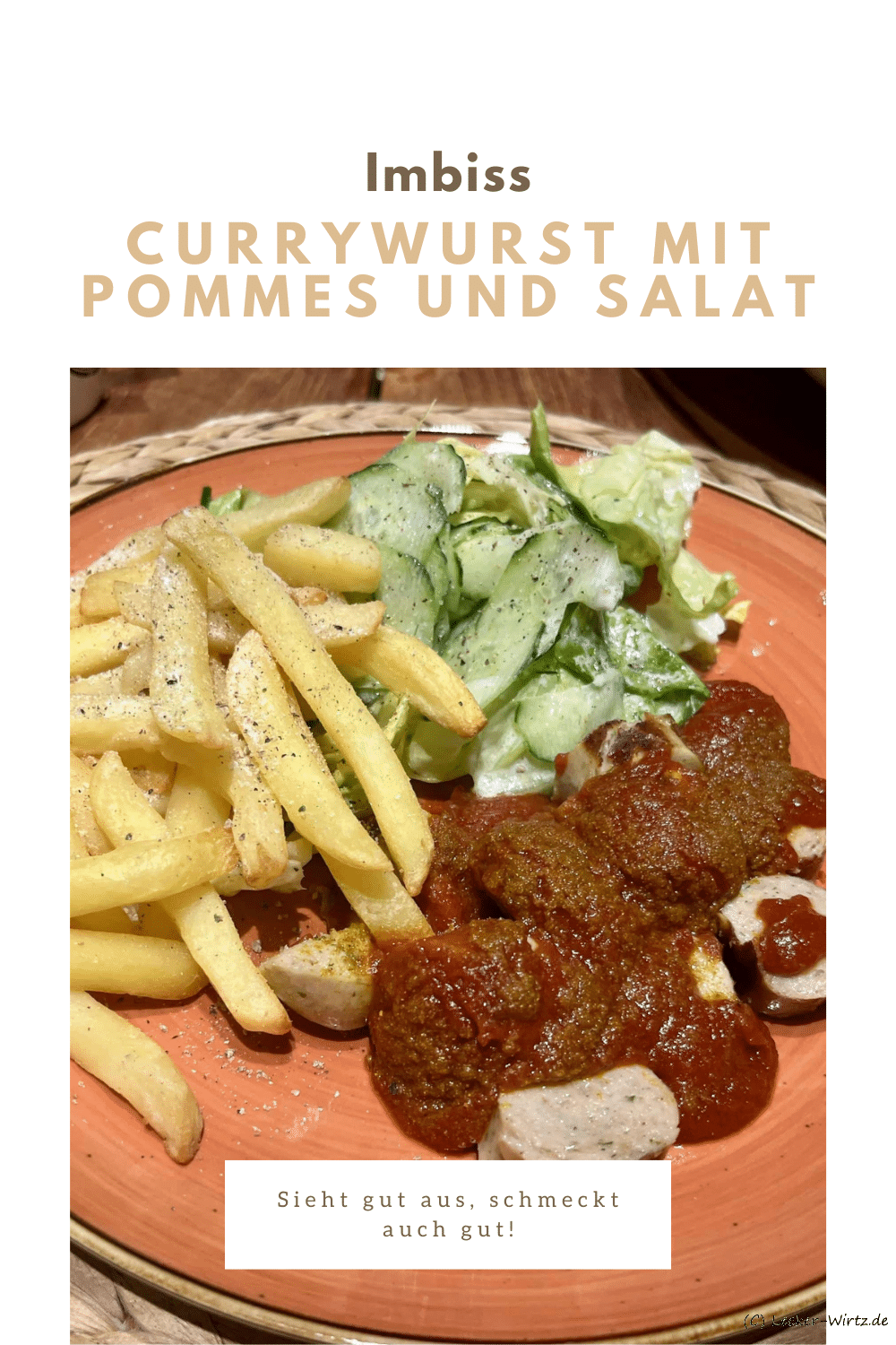 Currywurst mit Pommes und Salat